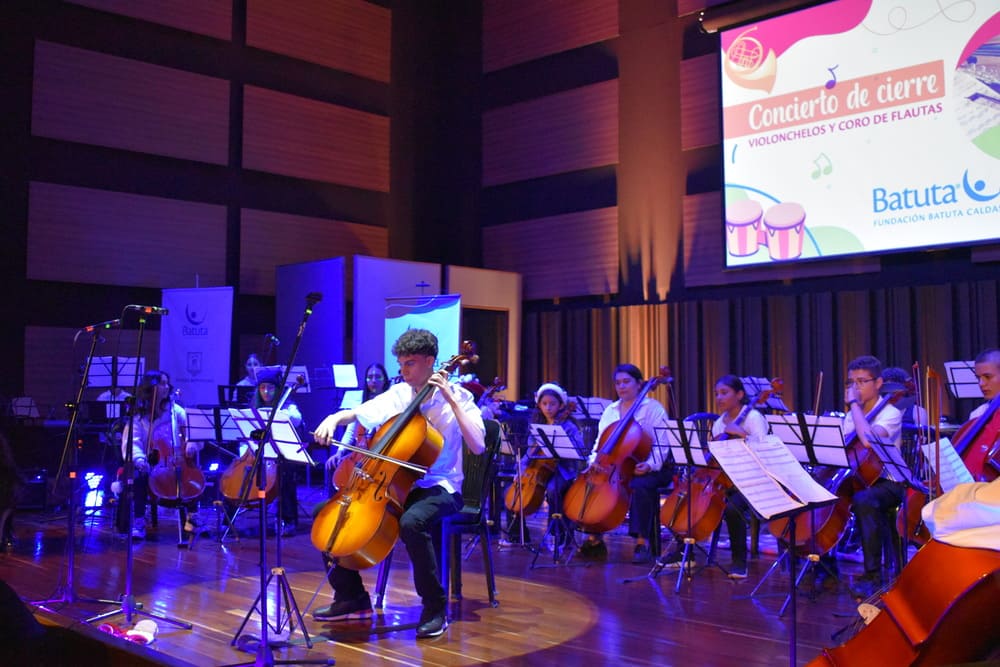 Concierto de cierre de violonchelos y flautas.