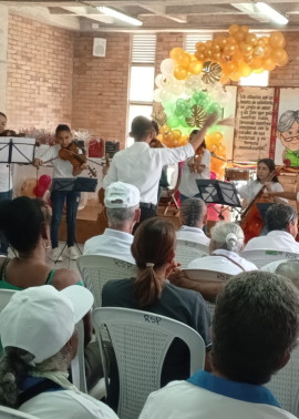 Batuta Caldas celebra a los abuelos con música en Arauca, Palestina