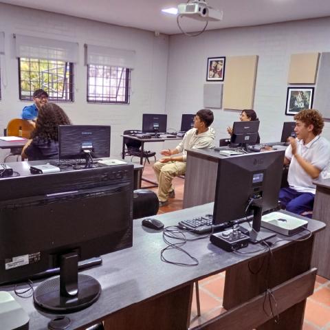 La U en tu colegio: Un proyecto vinculado a Batuta MOOG La U en tu colegio: Un proyecto vinculado a Batuta MOOG